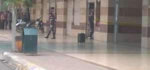 Polic&iacute;as evacuaron a las personas de la Terminal Terrestre de Portoviejo, donde se alert&oacute; sobre la presencia de una maleta sospechosa. 
