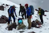 Personal de socorro llegaron a los Illinizas para rescatar a cinco turistas