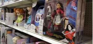 Mercader&iacute;a de pel&iacute;culas se comercializan a pesar de la postergaci&oacute;n de estrenos