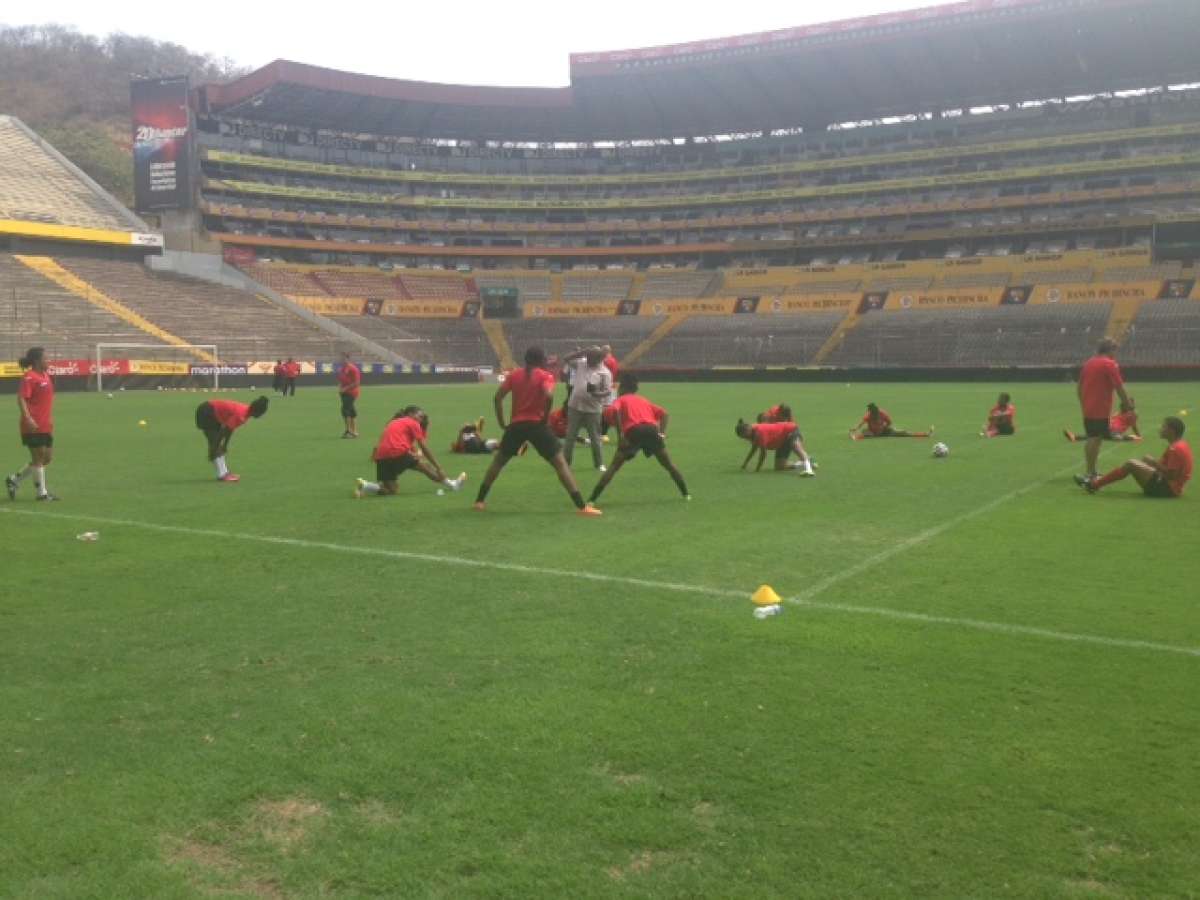 La selecci&oacute;n de Trinidad y Tobago entren&oacute; esta ma&ntilde;ana en el estadio Monumental. Foto: Alejandro Bellolio/El Tel&eacute;grafo