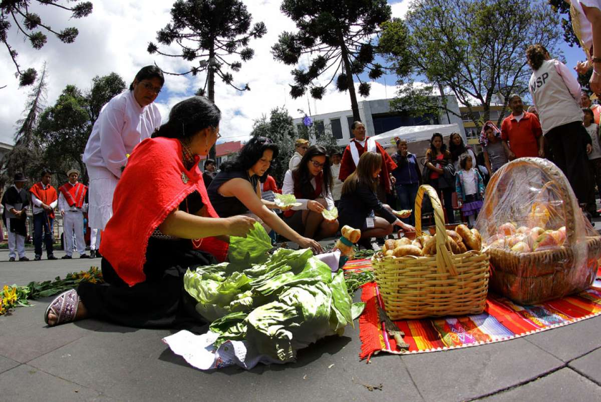 En medio de rituales andinos se llev&oacute; acabo la celebraci&oacute;n en Ambato. Foto: Roberto Chavez  / El Tel&eacute;grafo 