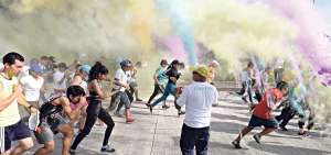 A la competencia se la denomin&oacute; la Carrera del Color porque los participantes fueron rociados con polvos de colores en la l&iacute;nea de partida y en algunos puntos del trayecto. En Guayaquil el evento se realiz&oacute; en el Parque Samanes.