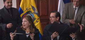 Luz Estrella Rodr&iacute;guez, viceministra de Econom&iacute;a de El Salvador, y Juan Carlos Cassinelli, ministro de Comercio Exterior de Ecuador, durante la firma del acuerdo.