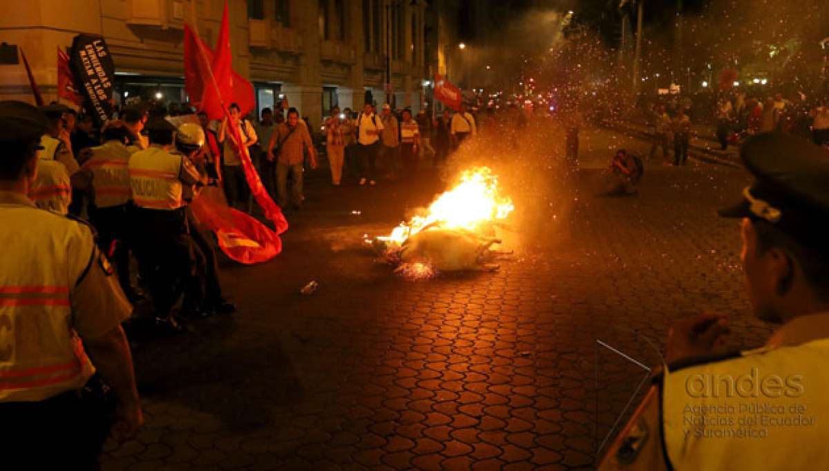 La protesta de grupos opositores en Guayaquil se torn&oacute; violenta entre la tarde y noche del jueves pasado. Foto: Andes