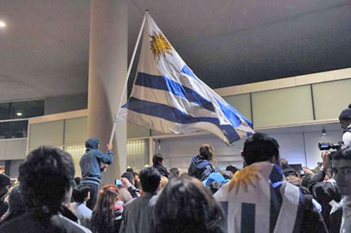 Luis Su&aacute;rez fue recibido como h&eacute;roe en Montevideo