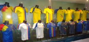 Los diferentes modelos de las camisetas oficiales de la selecci&oacute;n se exponen en este lugar.