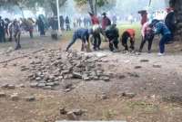 Video muestra cómo manifestantes destruyen una acera de adoquines