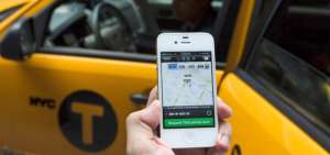 Cuatro aplicaciones de taxis compiten por las preferencias en el servicio