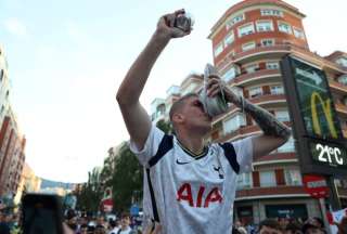 Se registran agresiones entre lo hinchas del Tottenham y Manchester United. 