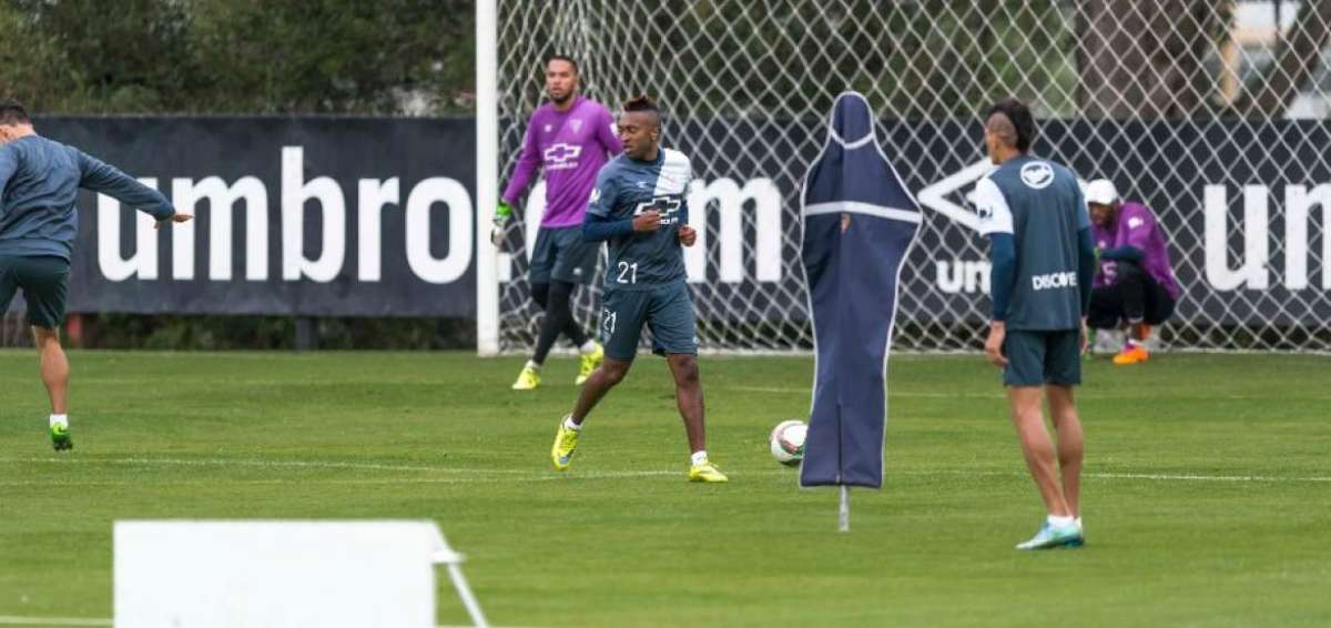 El jugador Luis Bola&ntilde;os (centro), de 30 a&ntilde;os, se incorpor&oacute; los primeros d&iacute;as de enero a Liga-Q, pues su contrato con el equipo es por 1 a&ntilde;o m&aacute;s.