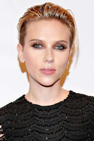 La actriz Scarlett Johansson se rapa media cabeza 