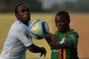 Emmanuel Mbola (d.) de Zambia disputa el bal&oacute;n con Firmin Ndombe de Rep&uacute;blica Democr&aacute;tica de Congo. Foto: AFP