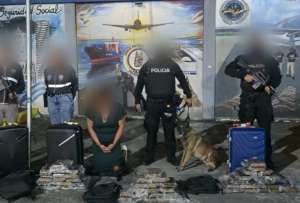Una persona fue detenida con 60 bloques de cocaína en el aeropuerto de Guayaquil