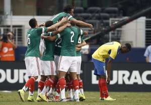Los mexicanos celebran el primer gol del partido que lo convirti&oacute; Luis Montes. Foto: EFE