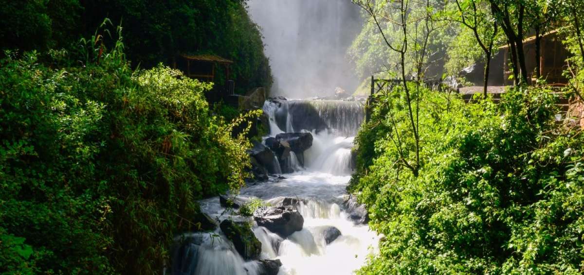 En el Inti Raymi y el Pawkar Raymi se realizan diferentes rituales. A la medianoche, las personas se ba&ntilde;an en esta cascada.