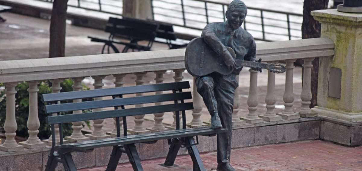 Pasillos de J.J. se escuchan junto a su inaugurada escultura de bronce