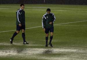 Los jueces inspeccionaron el mal estado de la cancha y aprobaron la suspensi&oacute;n del partido. Foto: AFP