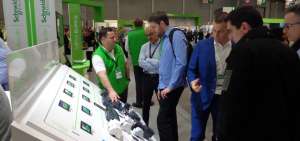La constante participaci&oacute;n de proveedores se daba en los diferentes stands de la feria.