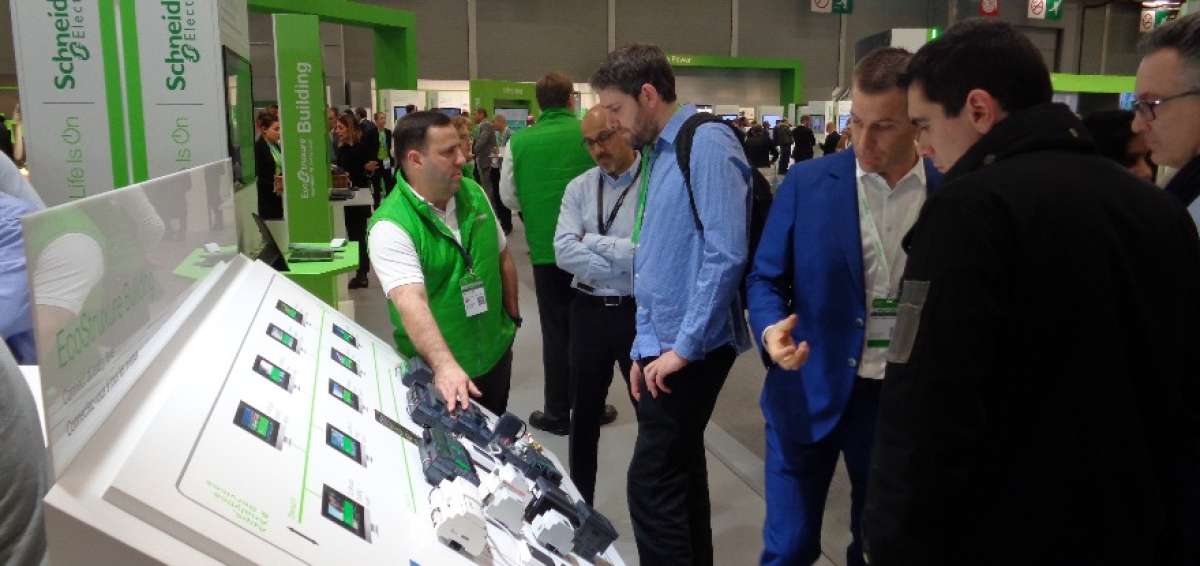 La constante participaci&oacute;n de proveedores se daba en los diferentes stands de la feria.