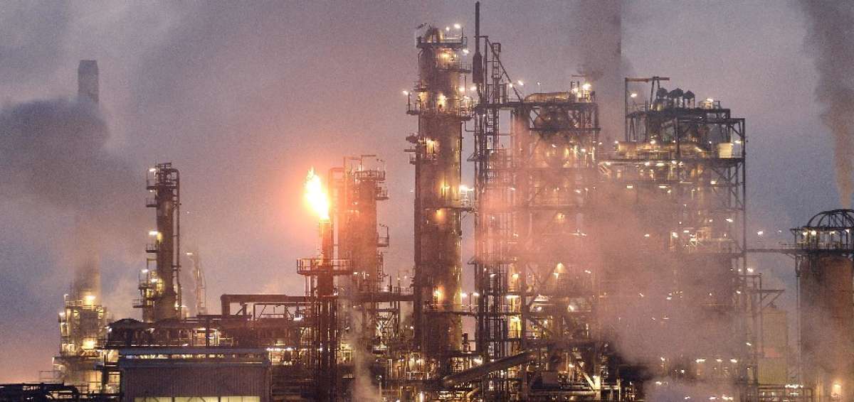 El petr&oacute;leo se afianza en $ 50