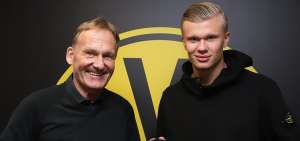 El delantero noruego Erling Haaland (d) junto al director ejecutivo del Dortmund, Hans-Joachim Watzke, luego de la firma de su contrato.