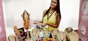 Mar&iacute;a Jos&eacute; Zambrano muestra las artesan&iacute;as que expuso en la feria Expo Pa&iacute;s, el pasado lunes, en Guayaquil.