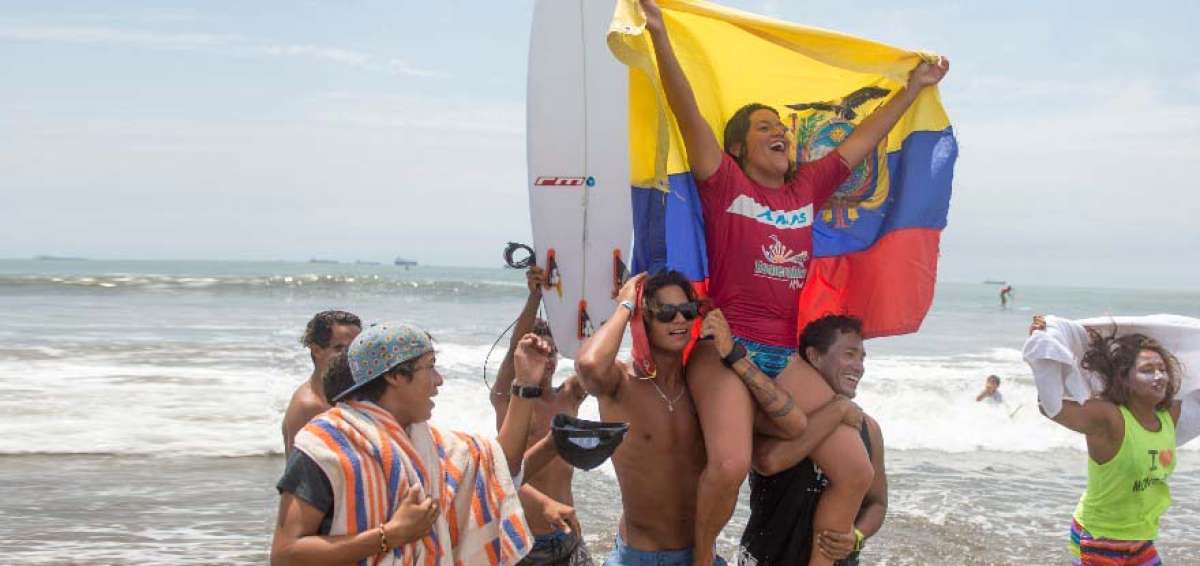 Los aficionados en la playa Las Palmas, en Esmeraldas, no dudaron en levantar en hombros a la surfista ecuatoriana Dominic Barona &lsquo;Mimi&rsquo; tras ganar la final del certamen.