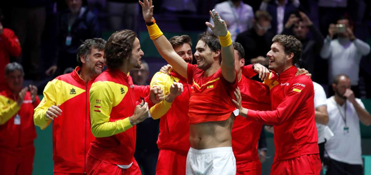 El tenista Rafael Nadal (c) celebra el punto definitivo contra los canadienses junto a sus compa&ntilde;eros, en la Caja M&aacute;gica de Madrid.