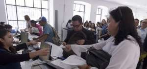 Cientos de personas, especialmente de la tercera edad, acuden diariamente a los municipios directamente para cumplir con el pago del impuesto predial.