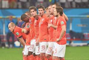 El delantero Arjen Robben (izq.) tendr&aacute; 34 a&ntilde;os cuando se dispute el Mundial de Rusia 2018. Foto: AFP.