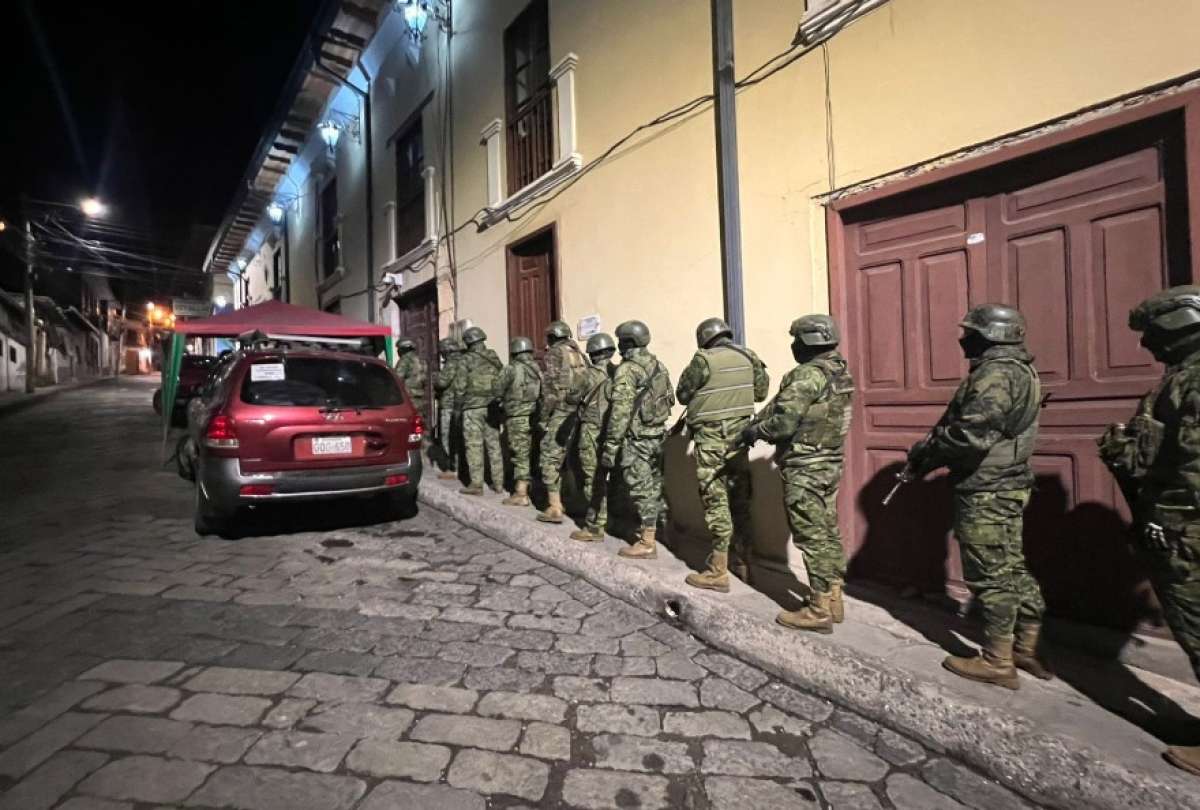 Operativo del Ejército en cárceles de Chimborazo y Bolívar: decomisan celulares, armas blancas y objetos prohibidos