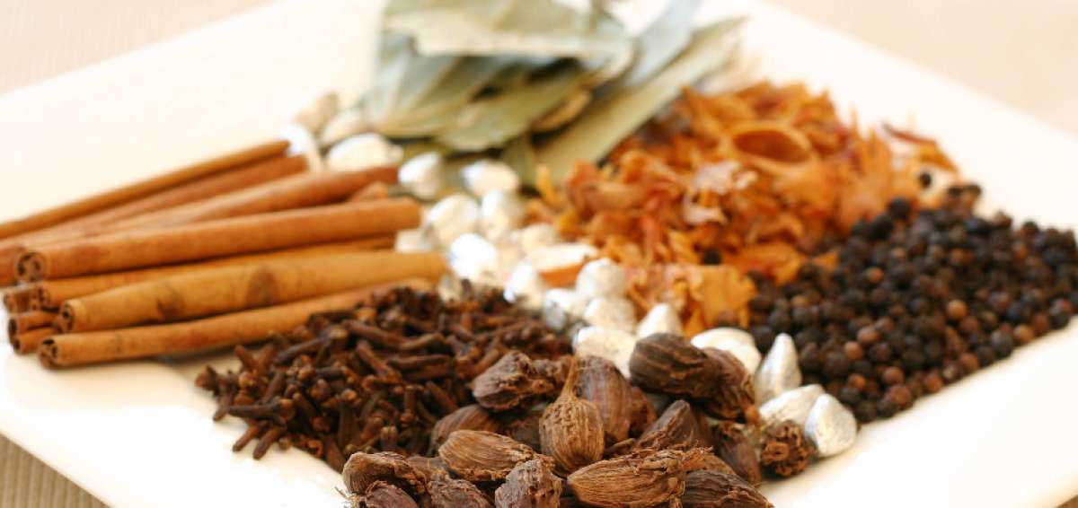 Las hierbas arom&aacute;ticas y las especias pueden ser utilizadas con muchos alimentos, desde las ensaladas, las carnes y los pescados hasta los dulces.