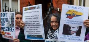 Simpatizantes del fundador de WikiLeaks muestran pancartas de apoyo en los exteriores de la embajada ecuatoriana en la capital brit&aacute;nica. 