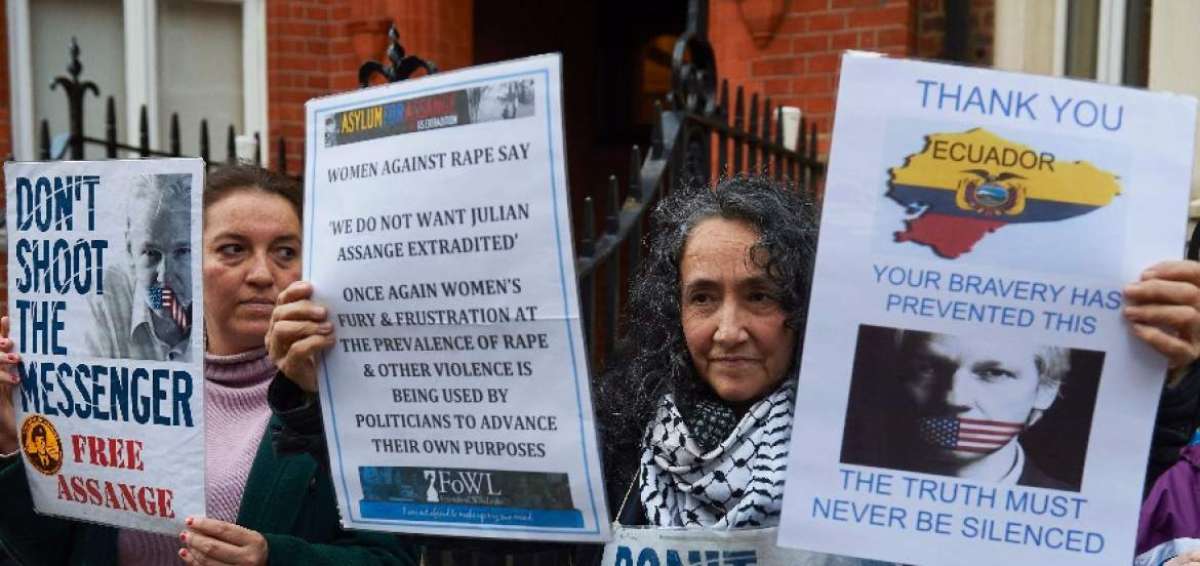 Simpatizantes del fundador de WikiLeaks muestran pancartas de apoyo en los exteriores de la embajada ecuatoriana en la capital brit&aacute;nica. 
