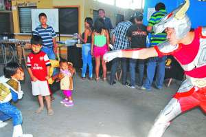 Marlon Avelino disfraz&oacute; a su hijo de Gohan, personaje de Drag&oacute;n Ball Z. &Eacute;l se visit&oacute; de Caballero del Zodiaco. Foto: Fabricio Cruz / El Tel&eacute;grafo