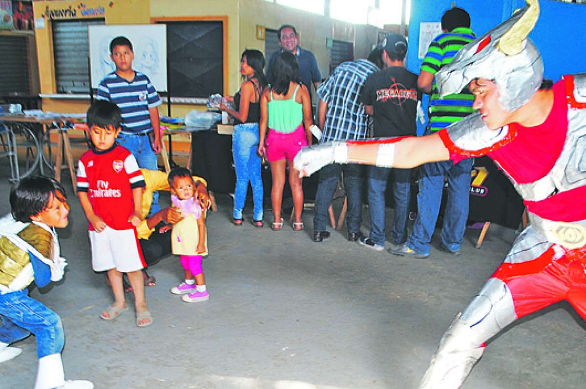Marlon Avelino disfraz&oacute; a su hijo de Gohan, personaje de Drag&oacute;n Ball Z. &Eacute;l se visit&oacute; de Caballero del Zodiaco. Foto: Fabricio Cruz / El Tel&eacute;grafo