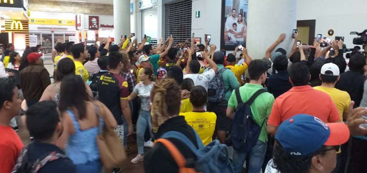 Cientos de hinchas recibieron al nuevo jugador de Barcelona.