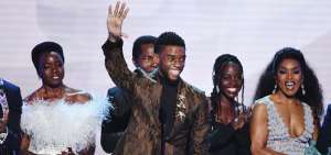Miembros de la cinta Black Panther posan en la gala del Sindicato de Actores de Estados Unidos como la mejor interpretaci&oacute;n de un elenco.