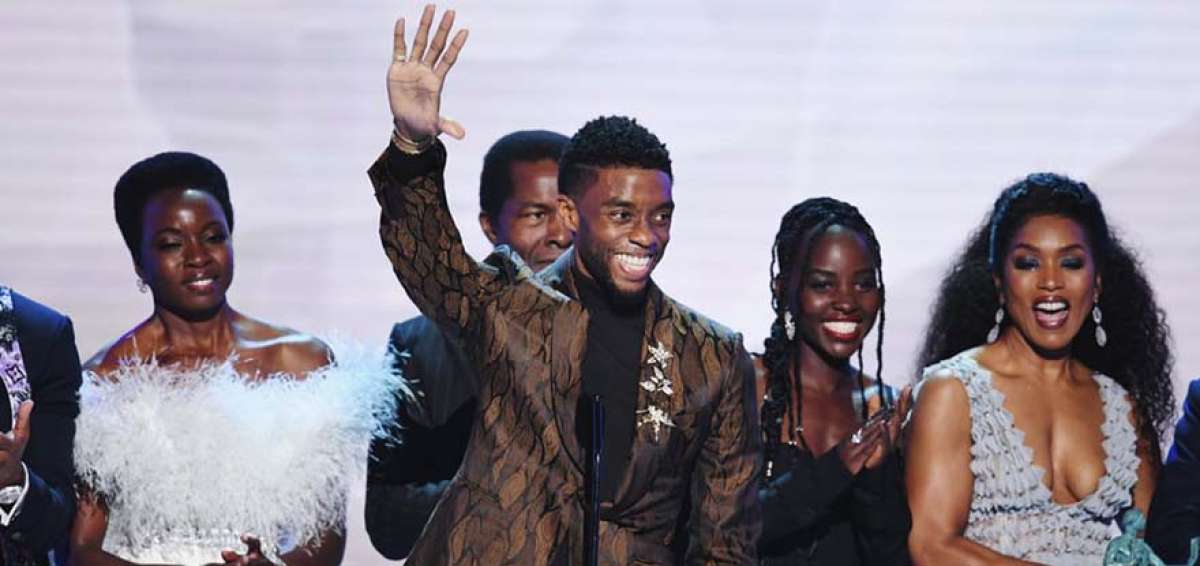Miembros de la cinta Black Panther posan en la gala del Sindicato de Actores de Estados Unidos como la mejor interpretaci&oacute;n de un elenco.