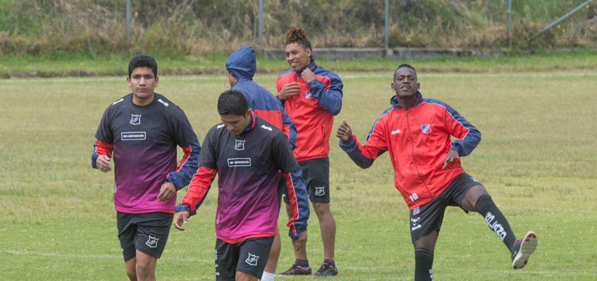 El defensa central Luis Checa (izq.), junto a su compa&ntilde;ero V&iacute;ctor Mac&iacute;as durante un entrenamiento de Clan Juvenil en Sangolqu&iacute;.