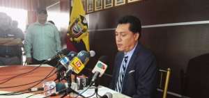 En rueda de prensa, Carlos Zambrano, gobernador saliente de El Oro, anunci&oacute; que ser&aacute; candidato a asamble&iacute;sta. 