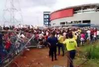 Las personas rompieron las seguridades para ingresar al Monumental de Maturín