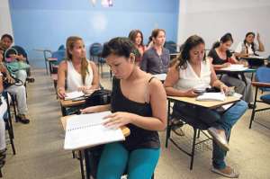 En la Zona 7 integrada por tres provincias, los j&oacute;venes aplican a las becas que da el IECE. Foto: archivo│El Tel&eacute;grafo