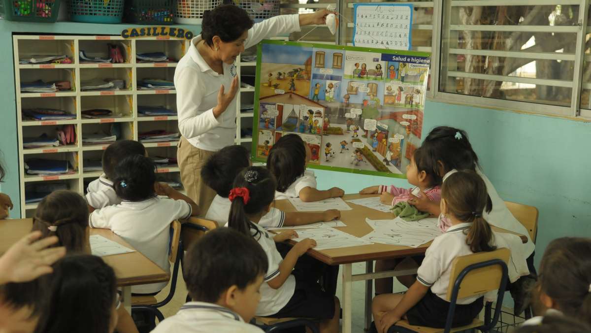 Los estudiantes consideran a las clases de Ingl&eacute;s que reciben en los establecimientos fiscales poco din&aacute;micas y muy repetitivas. Foto: Eduardo Escobar