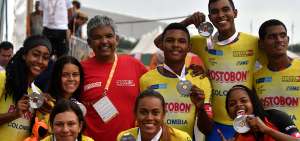 El&iacute;as del Valle (centro) posa junto a varios integrantes del equipo colombiano de patinaje que participaron en el Sudamericano de este deporte.