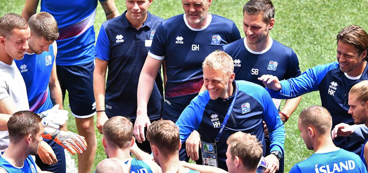 El entrenador island&eacute;s Heimir Hallgrimsson (c) conversa con sus jugadores antes de la pr&aacute;ctica que se realiz&oacute; en la sede del encuentro, Rostov Arena.