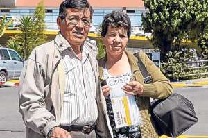 Los esposos Ligia y Luis se mostraron satisfechos por recibir la medicaci&oacute;n completa tras la consulta m&eacute;dica de ayer en el hospital Carlos A. Mar&iacute;n, de Quito. Foto: Miguel Jim&eacute;nez / El Tel&eacute;grafo.