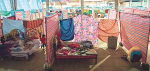 El Recinto Ferial de Santo Domingo fue adecuado como albergue para afectados del sismo de Pedernales, pero ahora tambi&eacute;n recibe a damnificados de Alluriqu&iacute;n.