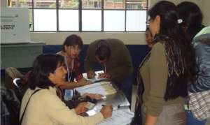 Los sufragantes llegaron desde las 07:00 a los recintos, aunque no todas las JRV estaban instaldas. 