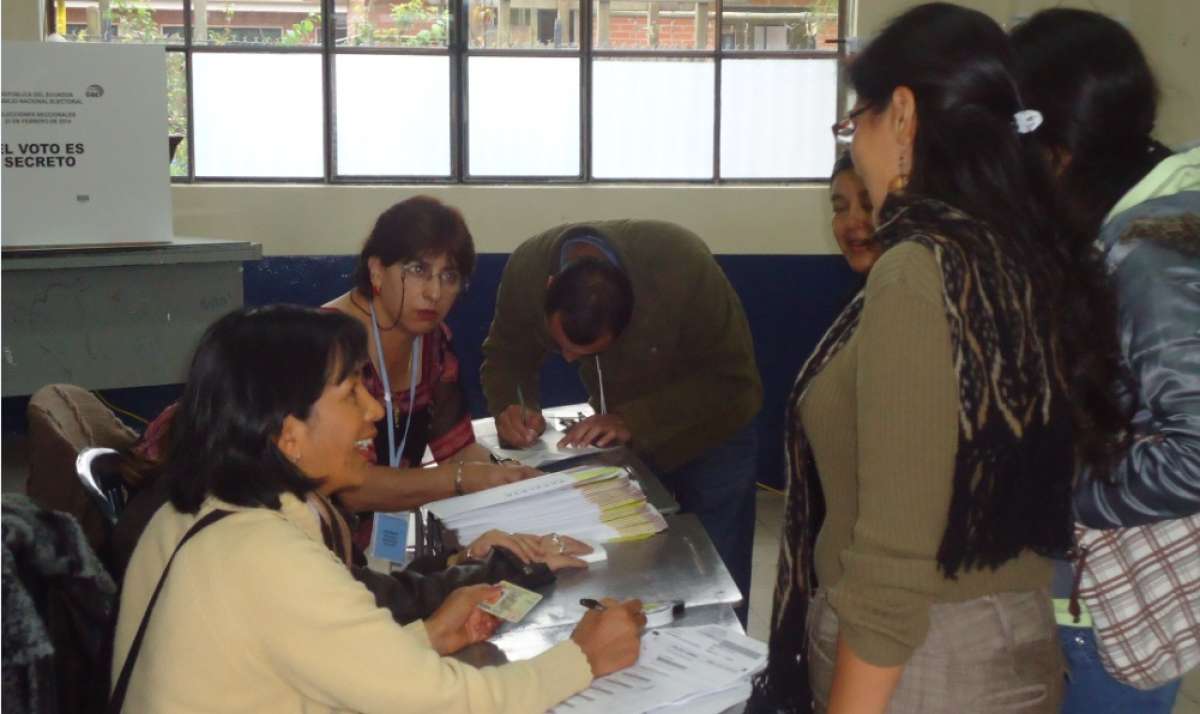 Los sufragantes llegaron desde las 07:00 a los recintos, aunque no todas las JRV estaban instaldas. 